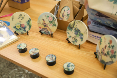黎里古镇入沪推介 20折传统戏曲唱响浦东机场，文化用品赋能文旅新体验
